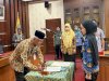 PJ. SEKDA KLATEN SERAHKAN PETIKAN  SK CPNS KE PNS DAN PENGAMBILAN SUMPAH JANJI PNS
