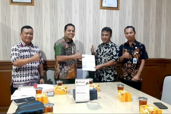 PENYERAHAN SK BUPATI TENTANG IJIN BAGI ASN UNTUK MENCALONKAN DIRI SEBAGAI KADES