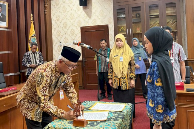 PJ. SEKDA KLATEN SERAHKAN PETIKAN  SK CPNS KE PNS DAN PENGAMBILAN SUMPAH JANJI PNS