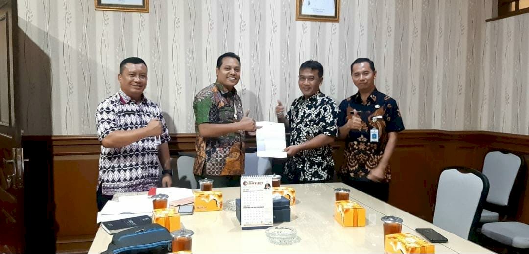 PENYERAHAN SK BUPATI TENTANG IJIN BAGI ASN UNTUK MENCALONKAN DIRI SEBAGAI KADES