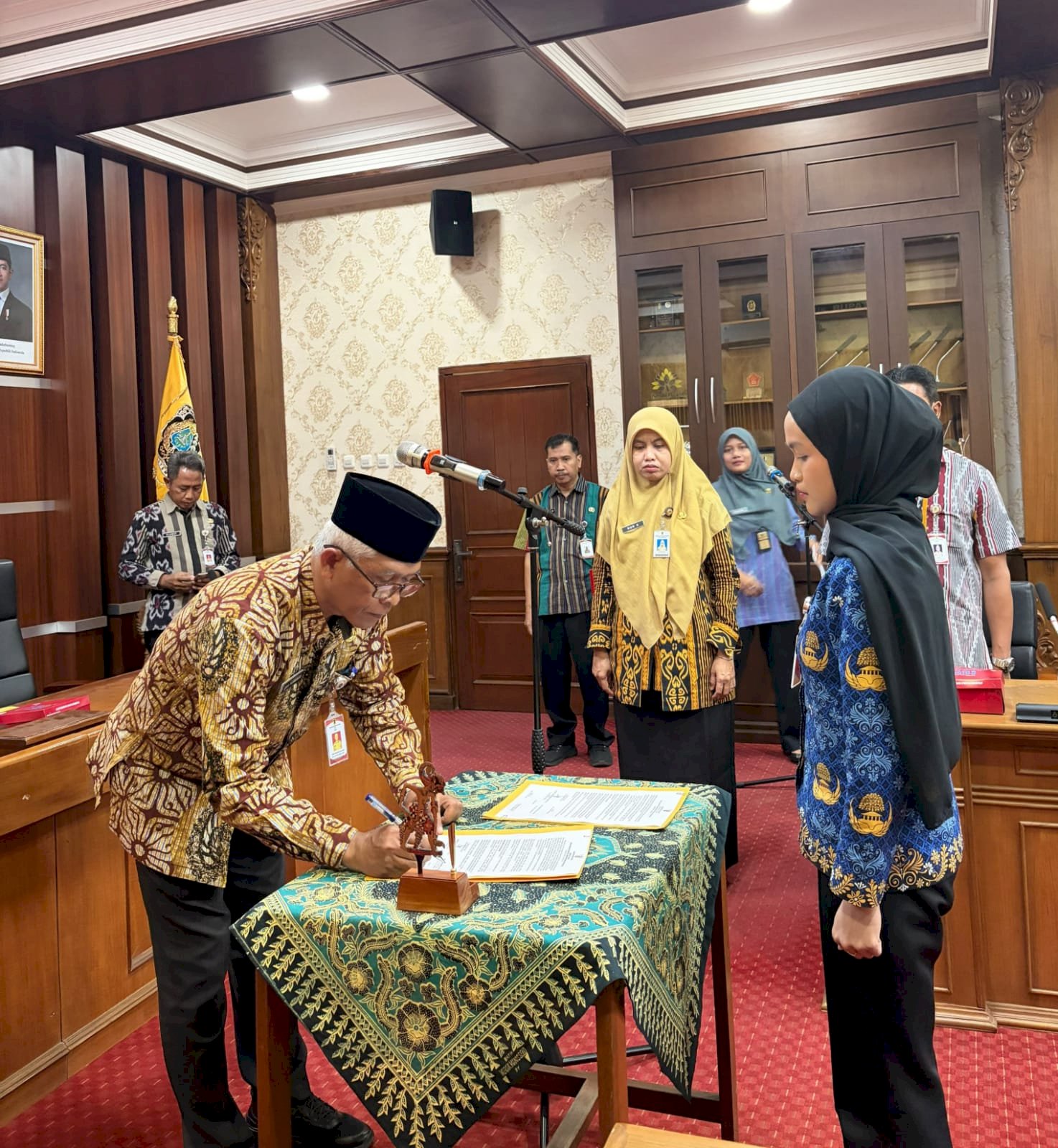 PJ. SEKDA KLATEN SERAHKAN PETIKAN  SK CPNS KE PNS DAN PENGAMBILAN SUMPAH JANJI PNS