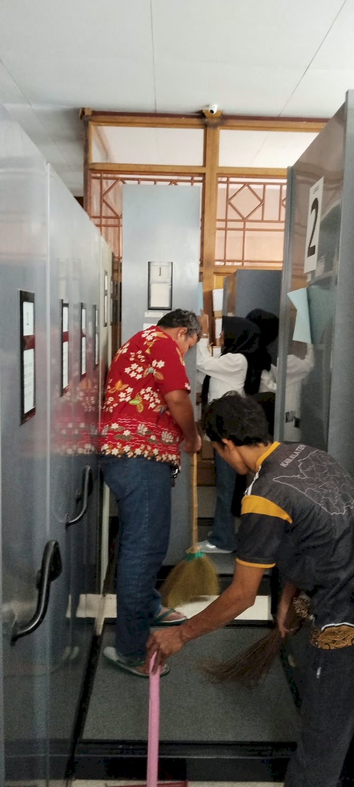 GERAKAN JUMAT ASRI BKPSDM KLATEN LAKUKAN PENATAAN RUANG ARSIP